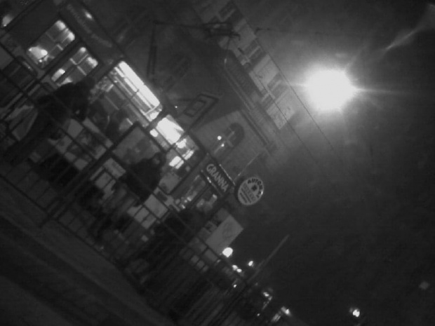 Gray City... #szary #szarość #city #miasto #ludzie #sklep #noc