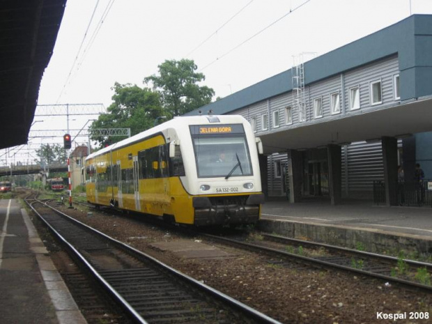 14.06.2008 (Zielona Góra) SA132-002 jako pociąg osobowy do Jeleniej Góry.