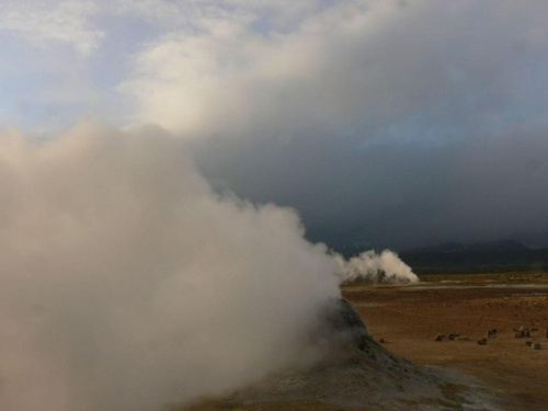 Hverir w pobliżu jeziora Myvatn. Dymiace kominy ziemi.ISLANDIA PÓŁNOCNA.