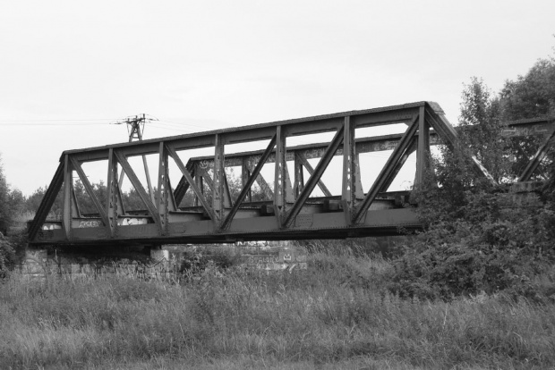 Stary nieużywany most kolejowy #most #widok #czerń #opuszczone