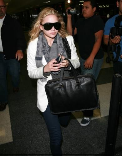 Ashley at LAX-paparazzi maj 2008