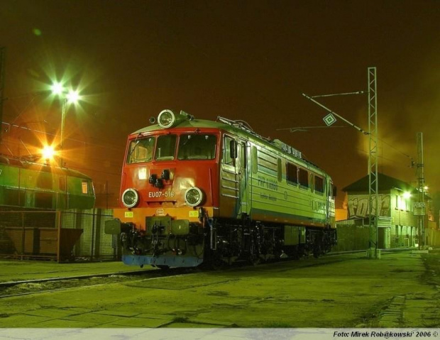 Lok. EU07-516 w malowaniu PKP Cargo w katowickiej lokomotywowni. Dn. 09.11.2006 roku