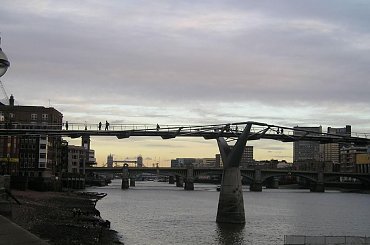 Skarby Tamizy:) czyli mosty:) pierwszy to Millennium Bridge:) #NoweMiasto #most #Tamiza #chmurki #Londyn #TowerBridge #Niebo