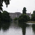 widok na pałac królowej #jeziorko #park #pomnik #roślinki #Londyn
