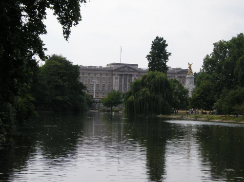 widok na pałac królowej #jeziorko #park #pomnik #roślinki #Londyn