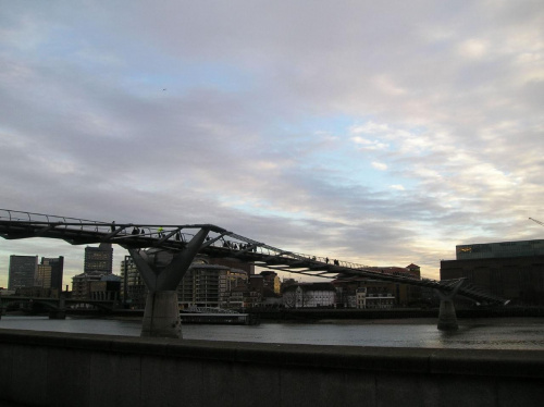Millennium Bridge #most #NoweMiasto #Tamiza #chmurki #Niebo #Londyn