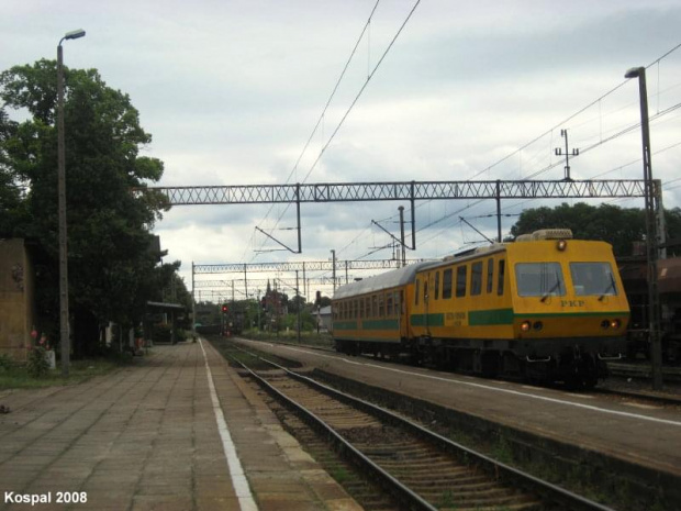 12.07.2008 (Czerwieńsk) EM-120-02 po przyjeździe z wagonem pomiarowym, szykuje się w dalszą drogę na odjazd w kierunku Gubina. #drezyna #pomiarowy #pociąg #kolej #PKP