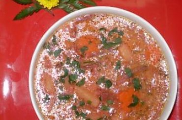 Barszcz czerwony z kiszonym ogórkiem.Przepisy na : http://www.kulinaria.foody.pl/ , http://www.kuron.com.pl/ i http://kulinaria.uwrocie.info #buraki #KiszonyOgórek #zupa #obiad #jedzenie #kulinaria #gotowanie #PrzepisyKulinarne