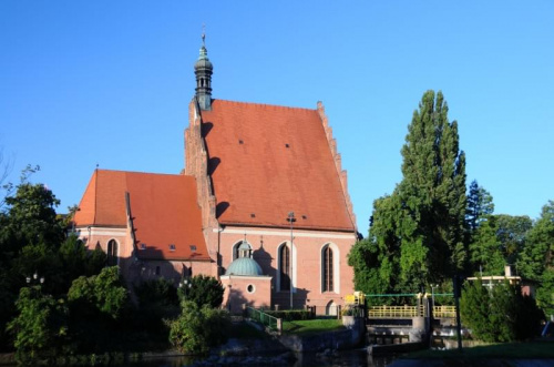 Koścół Farny - widok z północnego brzegu Brdy