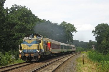 30.07.2008 (Dąbroszyn ) SU42-523 z pociągiem szkolnym rel.Gorzów Wlkp - Kostrzyn opuszcza Dąbroszyn z wzmocnionym składzie o 2 wagony 1 klasy. #Kostrzyn #PKP #osobowy #Woodtock #SU42