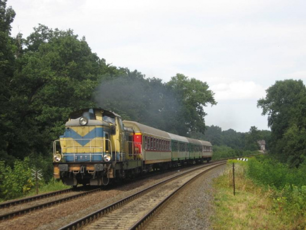 30.07.2008 (Dąbroszyn ) SU42-523 z pociągiem szkolnym rel.Gorzów Wlkp - Kostrzyn opuszcza Dąbroszyn z wzmocnionym składzie o 2 wagony 1 klasy. #Kostrzyn #PKP #osobowy #Woodtock #SU42
