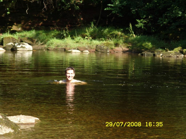 Domowe Sushi, piwko przed domem, opalanie, pranie... a potem wizyta nad wodospadem Aira Force i nad jeziorem Ullswater, w okolicznym pięknym miejscu, a na koniec kąpiel w Edenie z M i Krysią... ah wakacje...