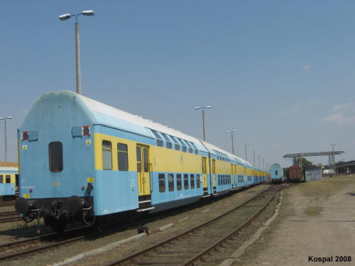 01.08.2008 wagony piętrowe Bhp odpoczywają po podróży przez całą Polskę na KoA.