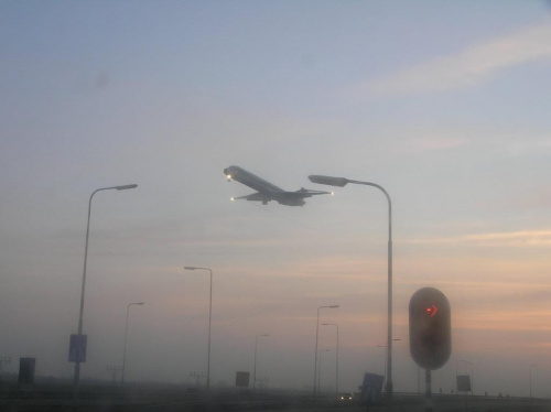 Lądujący samolocik, przelatujący nad autostradą.