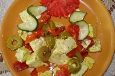 Ser biały w oliwie z oliwkami i marynowaną papryką .Przepisy na : http://www.kulinaria.foody.pl/ , http://www.kuron.com.pl/ i http://kulinaria.uwrocie.info #SerBiały #PaprykaMarynowana #oliwki #oliwa #przekąski #śniadanie #kolacja #kulinaria