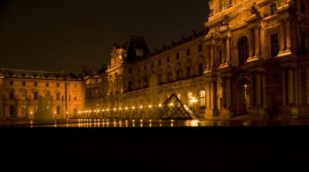 Przy wejściu do Muzeum Luw
r.