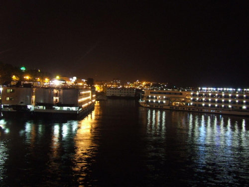 Asuan nocą. #Asuan #miasto #nil #noc #prom #rzeka #statek #swiatła #wycieczka #egipt