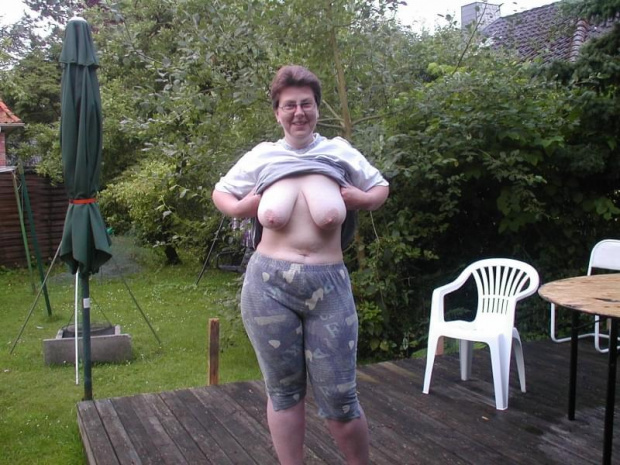 Outdoor wanking chubby babe