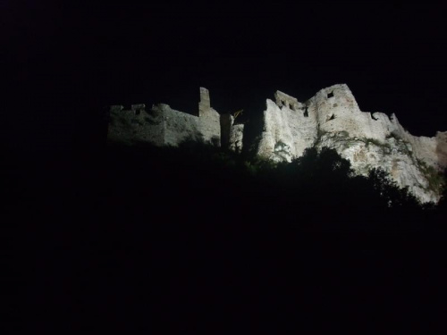 Zamek Spisski hrad na Słowacji nocą (03)