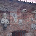 07) Oryginalne, średniowieczne ozdoby kamienic.