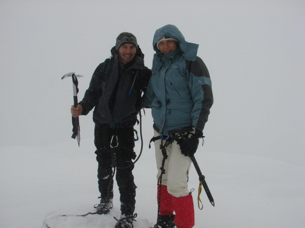 Pierwszy czterotysięcznik zdobyty! Na szczycie Bishorn. Za naszymi plecami powinien rozlegać się zapierający dech w piersiach widok na Waisshorn. No cóż...pogoda tym razem nie dopisała. #wakacje #góry #Alpy #lodowiec #treking #Szwajcaria