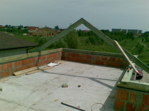Maj 2008 - Dach - rozpoczęcie prac ciesielskich - prawie już dach nad garażem ;)