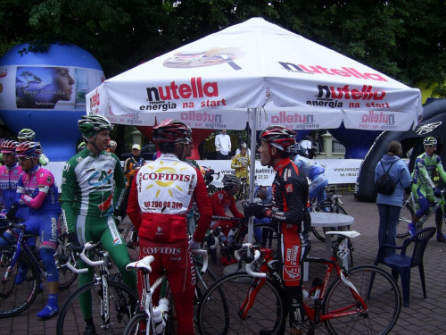 W oczekiwaniu na start. Brak napisów nazwisk na ubiorach tylko firmy sponsorzy i nazwy ekip.... #kolarstwo #rowery