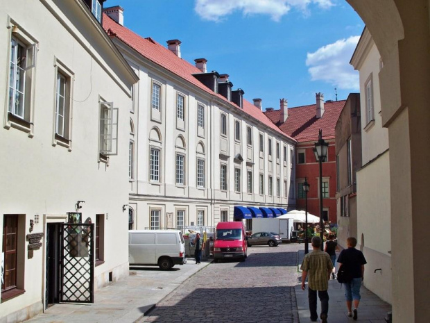 Ulica Kanonia na Starym Mieście, w oddali fragment Zamku Królewskiego, po lewej kuchnie królewskie. #wakacje #urlop #podróże #zwiedzanie #Polska #Warszawa