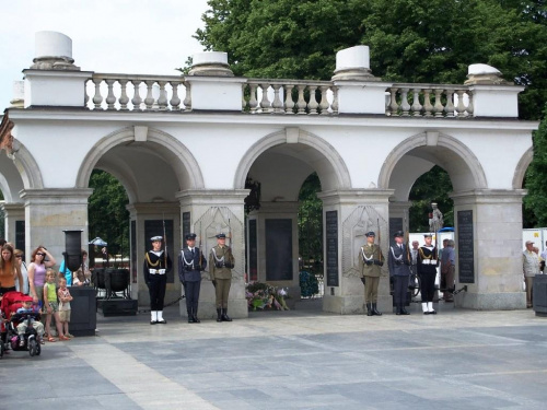 Niedzielna Uroczysta Zmiany Posterunku Honorowego przy Grobie Nieznanego Żołnierza przy Placu Marszałka Józefa Piłsudskiego. #wakacje #urlop #podróże #zwiedzanie #Polska #Warszawa