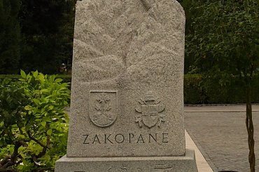 Ogrody Watykańskie- blok granitowy wyrzeżbiony na kształt Giewontu #Watykan #Rzym #Ogrody