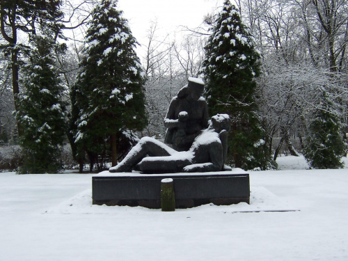 Pomnik sanitariuszki z rannym żołnierzem- zima