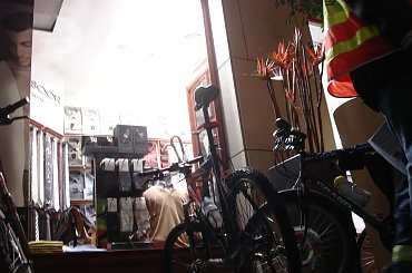 . #ZłoteTarasy #EuropejskiDzieńBezSamochodu #MasaKrytyczna #akcja #InvisiblePedal #Warszawa