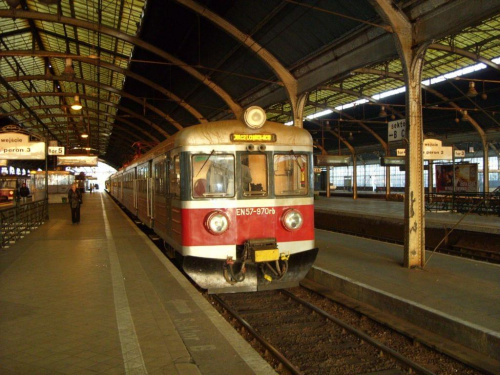 EN57 - 970 osobowy do Jelcza- Laskowic stoi na torze 5 przy peronie 3 w sektorze C. Na tym samym torze za kibelkiem stoi "Kowalski" do Gorlitz. Autor: Lukakashi