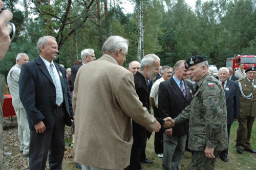 Gen dyw Paweł Lamla wita się z kolejnymi uczestnikami uroczystości. #Pomnik