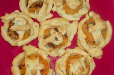 Mini placuszki z ciasta francuskiego .Przepisy na : http://www.kulinaria.foody.pl/ , http://www.kuron.com.pl/ i http://kulinaria.uwrocie.info #CiastoFrancuskie #placki #mięso #jedzenie #gotowanie #kulinaria #PrzepisyKulinarne