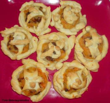 Mini placuszki z ciasta francuskiego .Przepisy na : http://www.kulinaria.foody.pl/ , http://www.kuron.com.pl/ i http://kulinaria.uwrocie.info #CiastoFrancuskie #placki #mięso #jedzenie #gotowanie #kulinaria #PrzepisyKulinarne
