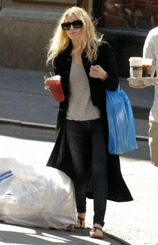 Ashley getting drinks at Starbucks in NYC-paparazzi sierpień 2008