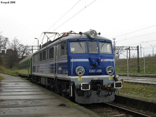 29.11.2008 EU07-309 w nowym malowaniu PKP Intercity stoi na żeberku w oczekiwaniu na Pośp Moskwa Exspres.