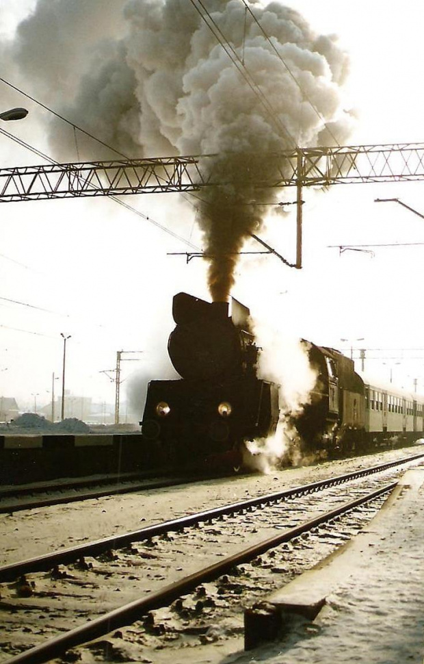 Ol49-69 (ex99) zpociągiem 4441 do Poznania. Luboń k. Poznania, 29.01.2006.
Skan z odbitki #Parowóz #Wolsztyn