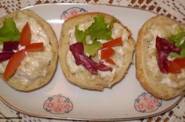 Bułeczki zapiekane z serkiem. #bułki #zapiekanki #przekąski #grzanki #śniadanie #kolacja #kulinaria #jedzenie #gotowanie