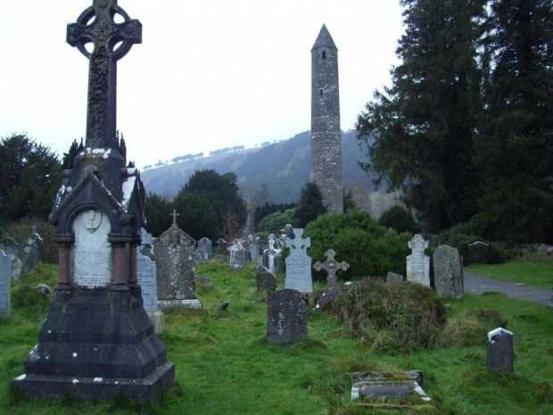 Glendalough - w tle wieża obronna, w której mnisi chowali się podczas najazdów Wikingów