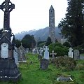 Glendalough - w tle wieża obronna, w której mnisi chowali się podczas najazdów Wikingów
