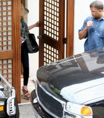 Ashley loading the car with suitcases-paparazzi lipiec 2007