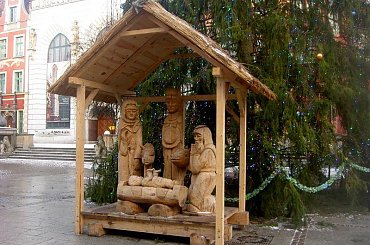 Gdańsk, ul. Długi Targ-szopka i potężna choinka przed Neptunem...W bardzo zimny i mrozny dzien, spacer po Gdańsku, aparat w metalowej obudowie przymarzał mi do ręki a obiektyw się zacinał z zimna! #Gdańsk #MojeMiasto #widoki #zima