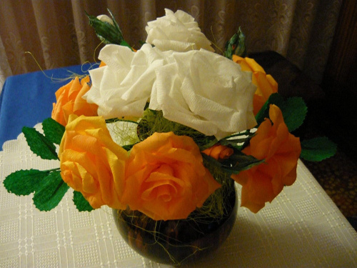 bukiecik róż z bibułki
