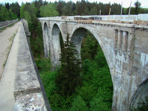 Wiadukty w Stańczykach.
Pomysł budowania podwójnych mostów pojawił się po I wojnie światowej, jako trudniejszych do zniszczenia przez saperów, artylerię, lotnictwo.
