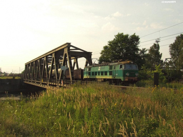 ET22-1137 z mieszanym bruttem przekracza most nad Kanałem Gliwickim 19-07-2007 #kolej #PKP