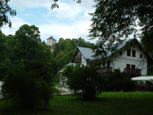 Hotel Kazimierz na tle wierzy zamku