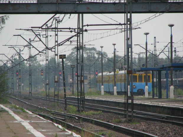 Krzeszowice. Czekamy na pociąg, z kwitkiem z kasy dworcowej mówiącym, że odcięło zasilanie w czasie burzy i nie mogliśmy w cywilizowany sposób kupić biletu.