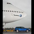 Volkswagen Touareg tows Boeing 747 (2007) #Auto #Samochod #Samochód #Volkswagen #Touareg #SUV #Terenowy #Boeing